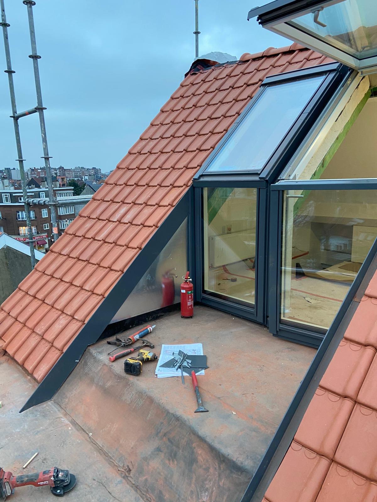 Lucarne et fenêtre de toit terminées sur une toiture en tuiles