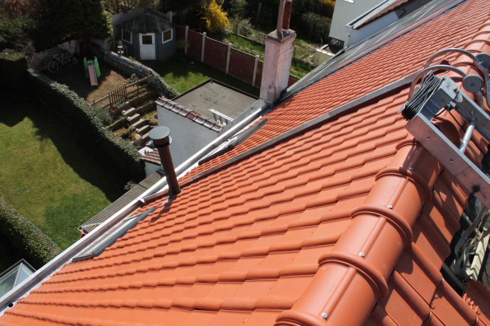 Toiture en tuiles neuve vue depuis le faîte